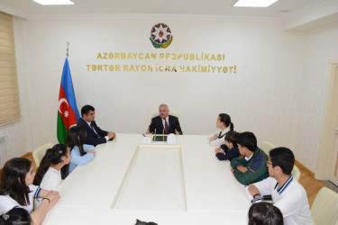 Rayon rəhbəri  məktəbliləri təltif edib