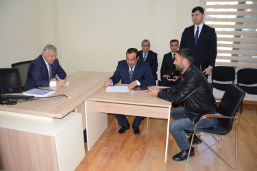 Rayon rəhbəri vətəndaş müraciətlərini dinləyib