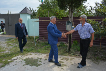 Rayon rəhbəri 27 sentyabr “Anım Günü” ilə əlaqədar Evoğlu kəndində Şəhid Hacızadə Ceyhun İfrayıl oğlunun ailəsini ziyarət edib