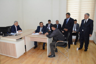 Rayon rəhbəri vətəndaş müraciətlərini dinləyib