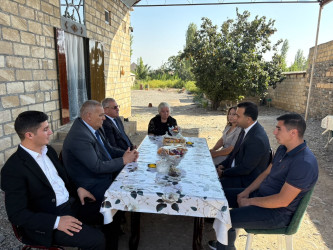 Tərtər Rayon İcra Hakimiyyətinin başçısı 27 Sentyabr – Anım Günü ilə əlaqədar Vətən müharibəsinin mülki şəhidi Müzəffər Əliyevin ailəsini ziyarət edib
