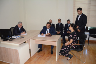 Rayon rəhbəri vətəndaş müraciətlərini dinləyib