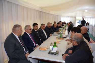 Rayon rəhbəri şəhid atasının yas mərasimində iştirak edib