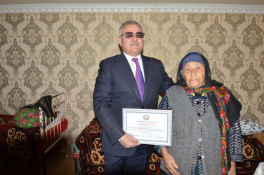 İcra başçısı şəhid anası Ağayeva Qəmzəni 90 illik yubileyi münasibəti ilə təbrik edib