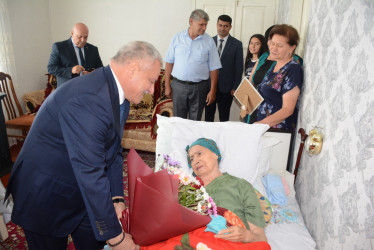 Rayon rəhbəri 85 yaşlı şəhid anası Qənirə Məmmədovanı ad günü münasibəti ilə təbrik edib