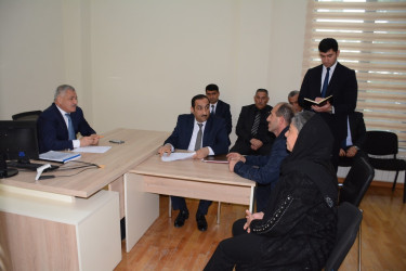 Rayon rəhbəri vətəndaş müraciətlərini dinləyib