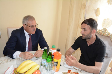 İcra başçısı Vətən Müharibəsi əlili Məhəbət Nifdalıyevi ziyarət edib