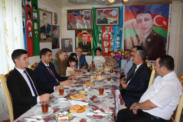 İcra başçısı şəhid anası Nabat Ələkbərovanı 60 illik yubileyi münasibəti ilə təbrik edib