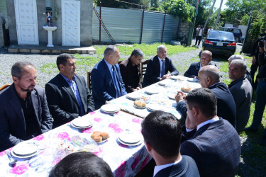 İcra başçısı antiterror əməliyyatlarında şəhid olmuş Emin Abbaszadənin doğum günü münasibəti ilə ailəsini ziyarət edib