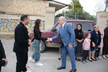 Rayon rəhbəri 27 sentyabr-Anım Gününün beşinci ildönümü ilə əlaqədar 3-cü dərəcəli “Vətənə xidmətə görə” ordenli şəhid Elnur İbrahimovun ailə üzvləri ilə birlikdə onun adını daşıyan küçədə aparılan əsaslı təmir işləri ilə tanış olublar