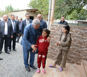 Rayon rəhbəri “Konstitusiya və Suverenlik İli” çərçivəsində Xoruzlu və Kəbirli kəndindən olan şəhid ailələri və qazilərlə görüş keçirib