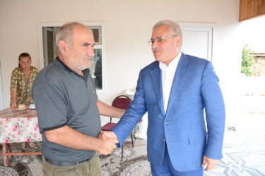 İcra başçısı şəhid anası Pərvanə Əhmədovanı 55 illik yubileyi münasibəti ilə təbrik edib