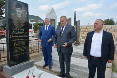 İcra başçısı 27 sentyabr “Anım Günü” ilə əlaqədar Hüsənli kəndində Birinci Qarabağ müharibəsi şəhidi Qəhrəmanov Azay Rəhim oğlunun məzarını ziyarət edib