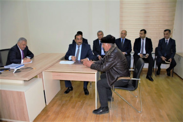 Rayon rəhbəri vətəndaş müraciətlərini dinləyib