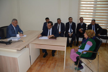 Rayon rəhbəri vətəndaş müraciətlərini dinləyib