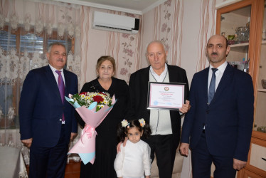 Rayon rəhbəri şəhid qardaşı Azad Abbasovu 70 illik yubileyi münasibəti ilə təbrik edib
