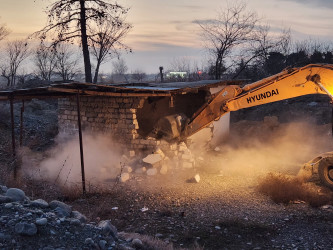 “Şəhərsalma və Memarlıq İli” çərçivəsində Tərtər-Bərdə avtomobil yolunun kənarında quraşdırılan qanunsuz tikililər aşkarlanaraq sökülüb