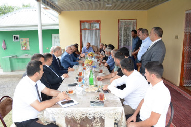 Rayon rəhbəri “Konstitusiya və Suverenlik İli” çərçivəsində Evoğlu kəndində şəhid ailələri və qazilərlə görüş keçirib