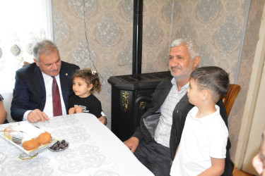 Rayon rəhbəri “Konstitusiya və Suverenlik İli” çərçivəsində Qurban Bayramı ərəfəsində şəhid Şahin İbrahimovun  ailəsini ziyarət edib