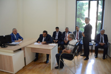Rayon rəhbəri vətəndaş müraciətlərini dinləyib