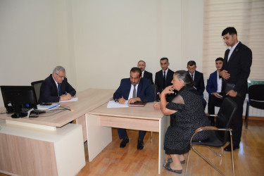 Rayon rəhbəri vətəndaş müraciətlərini dinləyib