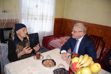 İcra başçısı şəhid anası Sənəm Abdullayevanı 80 illik yubileyi münasibəti ilə təbrik edib