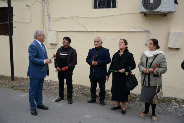 Rayon rəhbəri 27 sentyabr-Anım Gününün beşinci ildönümü ilə əlaqədar 3-cü dərəcəli “Vətənə xidmətə görə” ordenli şəhid Rəşad Vəlizadənin ailə üzvləri ilə birlikdə onun adını daşıyan küçədə aparılan əsaslı təmir işləri ilə tanış olublar