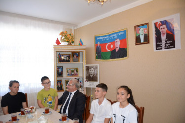 Tərtər Rayon İcra Hakimiyyətinin başçısı 27 Sentyabr – Anım Günü ilə əlaqədar Vətən müharibəsinin mülki şəhidi Şakir Zamanovun ailəsini ziyarət edib