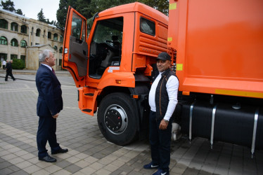 Tərtər şəhərinə bir ədəd “KAMAZ” markalı 20 kubmetr tutumlu məişət tullantılarını yığıb daşıyan texnika verilib