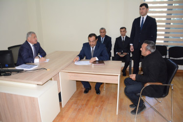 Rayon rəhbəri vətəndaş müraciətlərini dinləyib