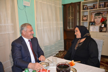 Rayon rəhbəri şəhid anası Tərdcə Nəcəfovanı 85 illik yubileyi münasibəti ilə təbrik edib