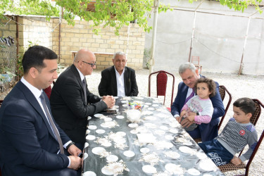 Rayon rəhbəri Milli Məclisin deputatı ilə birlikdə Şəhid atası Yaşar Abbasovun evində olub, onun qayğıları ilə maraqlanıblar