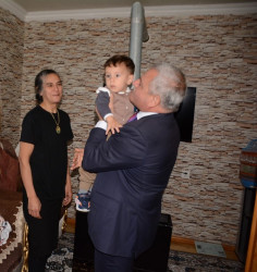 Rayon rəhbəri 8 noyabr - Zəfər Gününün beşinci ildönümü ilə əlaqədar Vətən Müharibəsi şəhidi Səbuhi Məmmədovun ailəsini ziyarət edib