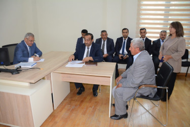 Rayon rəhbəri vətəndaş müraciətlərini dinləyib
