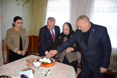 İcra başçısı şəhidin həyat yoldaşı Şirin İsmayılovanı 80 illik yubileyi münasibəti ilə təbrik edib