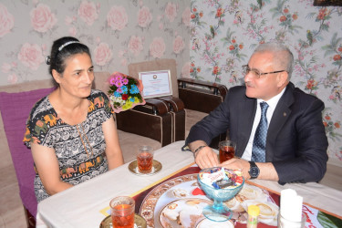 İcra başçısı şəhid Taleh Məhərzadənin anasını 50 illik yubileyi münasibəti ilə təbrik edib