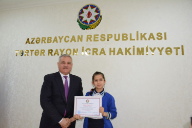 Tərtər Rayon İcra Hakimiyyətinin başçısı 2 fevral – Azərbaycan Gənclər Günü münasibətilə rayonda keçirilən rəsm sərgisi və əl işi müsabiqəsində fərqlənən məktəblilərlə görüş keçirib