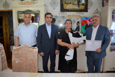 İcra başçısı şəhid anası Sevil Abbasovanı 60 illik yubileyi münasibəti ilə təbrik edib