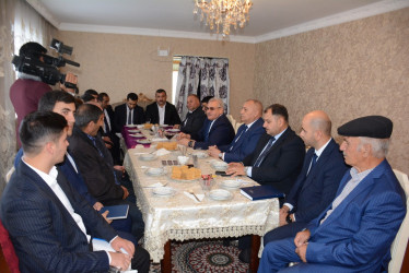 Rayon rəhbəri “Konstitusiya və Suverenlik İli” çərçivəsində Səhlabad və Əskipara kəndlərindən olan şəhid ailələri ilə görüş keçirib