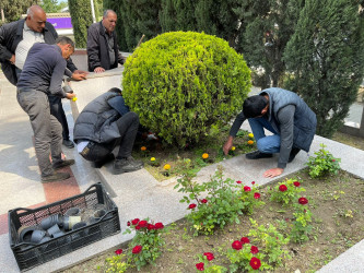 Tərtərdə “Heydər Əliyev İli” çərçivəsində Ulu Öndər Heydər Əliyevin abidəsinin ətrafına və Mərkəzi Meydana gül-çiçək kolları əkilib