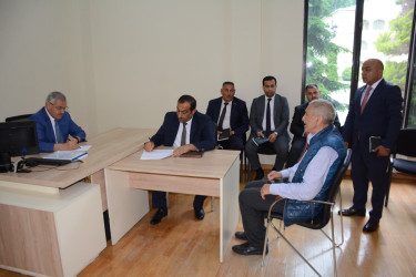 Rayon rəhbəri vətəndaş müraciətlərini dinləyib
