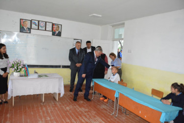 Rayon rəhbəri Dəmirçilər kənd tam orta məktəbində mövcud şəraitlə tanış olub