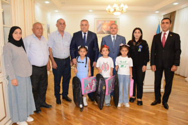 Rayon rəhbəri “Konstitusiya və Suverenlik İli” çərçivəsində  bu il ali məktəbə qəbul olan və birinci sinfə gedən şəhid övladları ilə görüşüb