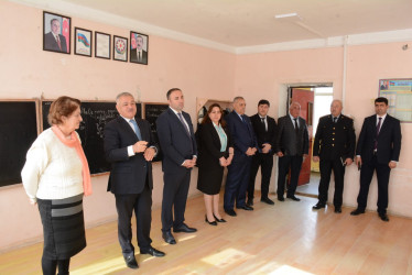 İcra başçısı Sarov kənd tam orta məktəbində mövcud şəraitlə tanış olub
