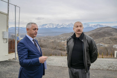 İlham Əliyev Ağdərə rayonunun Heyvalı kəndində görülmüş işlərlə tanış olub