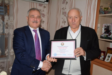 Rayon rəhbəri şəhid qardaşı Azad Abbasovu 70 illik yubileyi münasibəti ilə təbrik edib