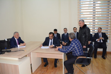 Rayon rəhbəri vətəndaş müraciətlərini dinləyib