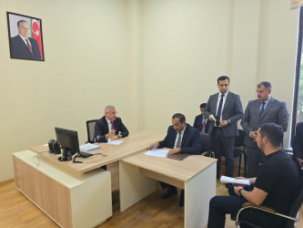 Rayon rəhbəri vətəndaş müraciətlərini dinləyib