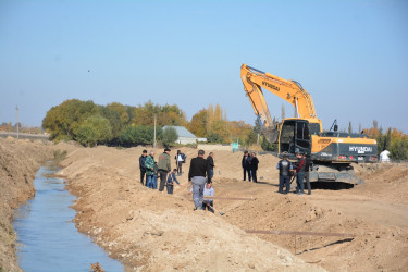 İcra başçısı suvarma arxının beton üzlüyə alınması ilə bağlı aparılan işlərlə yerində tanış olub