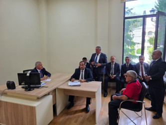 Rayon rəhbəri vətəndaş müraciətlərini dinləyib